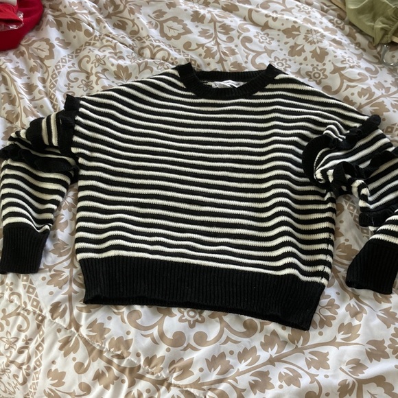 🛍️🛍️ 3 for $5 Ruffle sweater - Picture 1 of 5